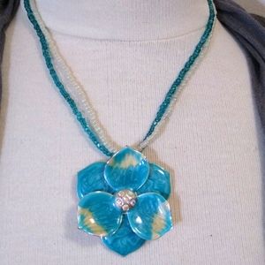 Flower pendant necklace